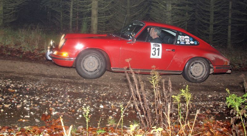 Norske Kjell O Nilsen fra Oslo er med sin flotte røde Porsche 911 fra 1970 ofte at se i de danske historiske løb. Denne gang har han den, i Monte Carlo rally sammenhæng, rutine-rede kortlæser, Arne Pagh fra Middelfart med som kortlæser.